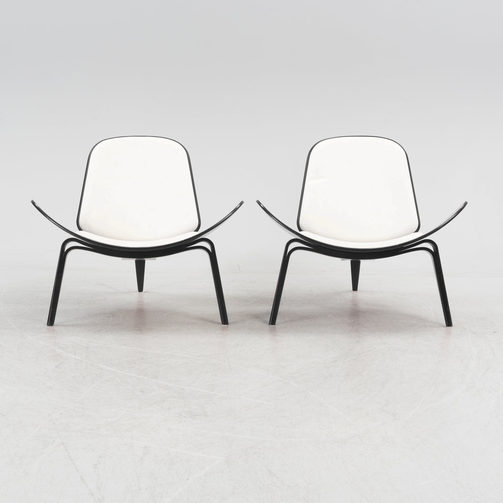 Hans J. Wegner CH07 Shell Lounge Chairs by Carl Hansen & Søn, Pair
