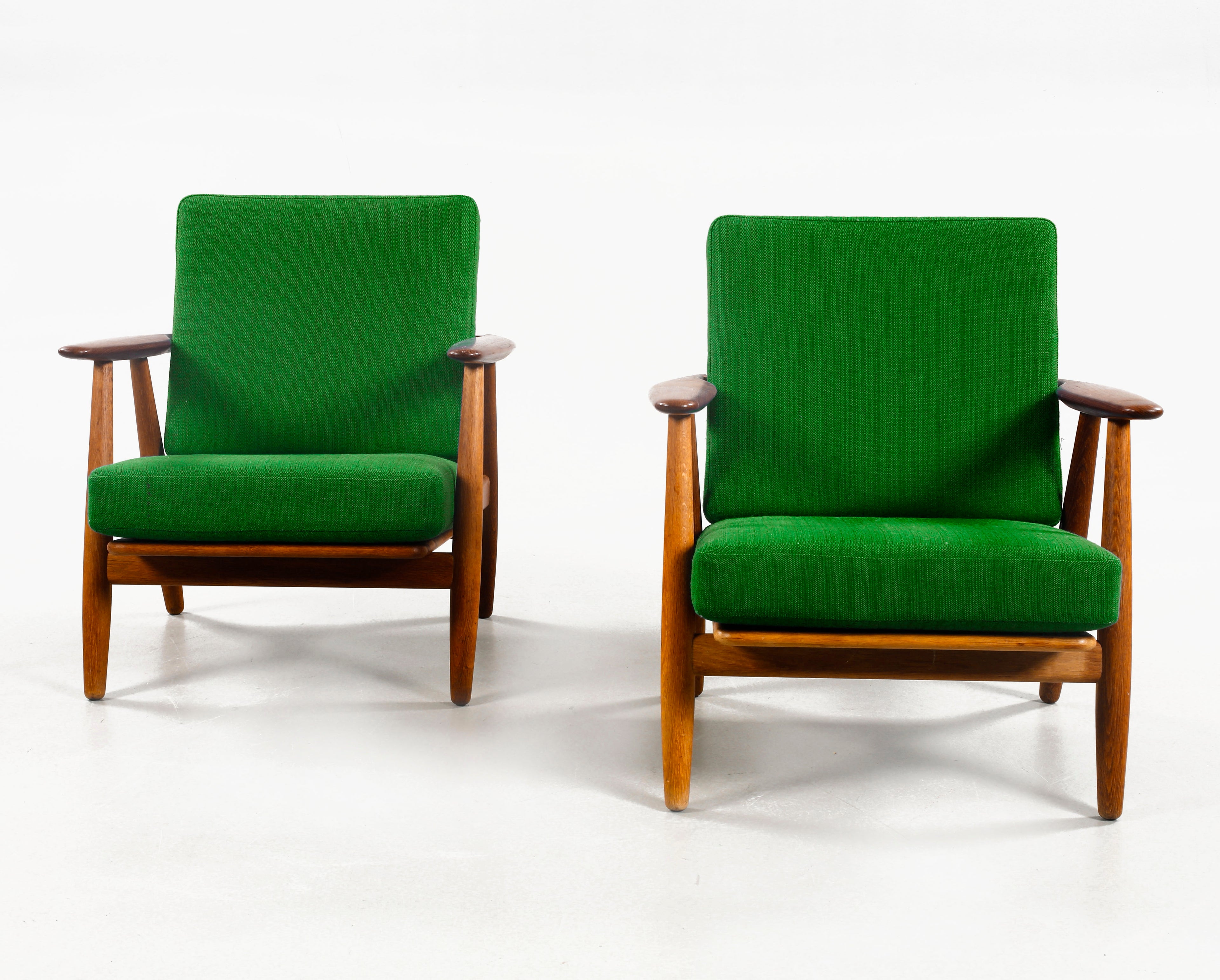 Hans J. Wegner GE-240 "Cigarren" Lounge Chairs for Getama, Pair