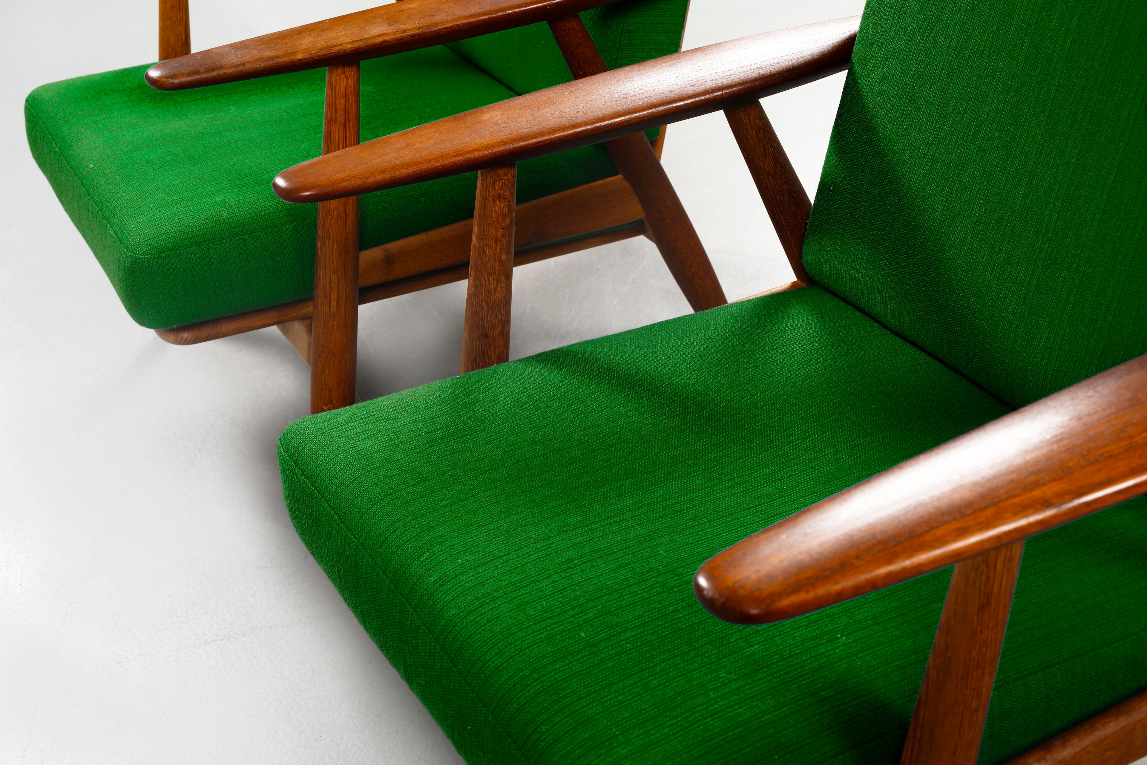 Hans J. Wegner GE-240 "Cigarren" Lounge Chairs for Getama, Pair
