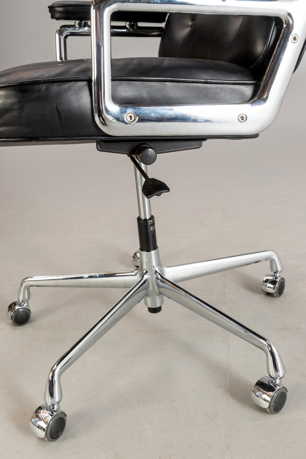 Charles & Ray Eames ES 104 Lobby Chair for Herman Miller